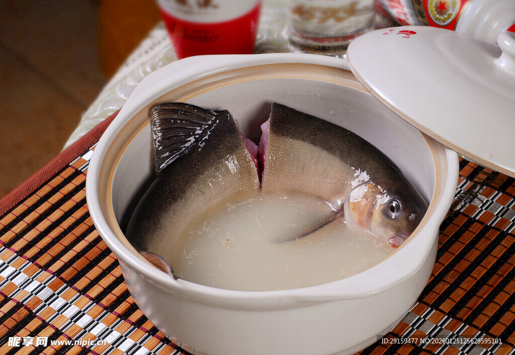 瓦罐中的鲜鱼