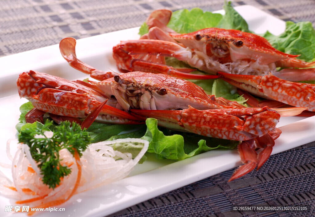 美味摆盘的新鲜大螃蟹