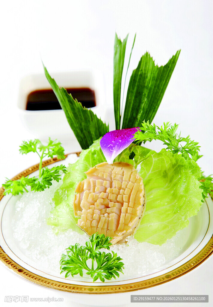 翡翠盘上的精致糕点