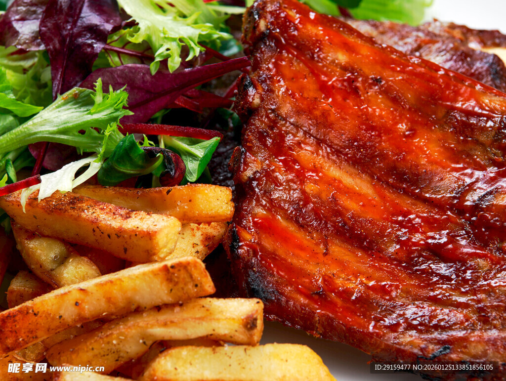 美味烤排骨配香脆薯条