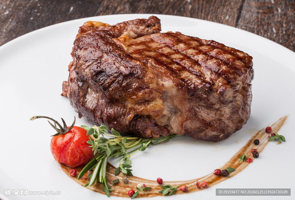 美味烤牛排搭配新鲜配菜