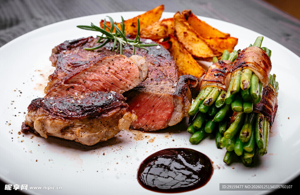 美味牛排配时蔬