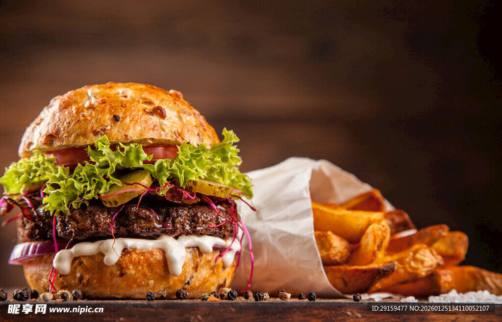 美味汉堡搭配金黄薯条