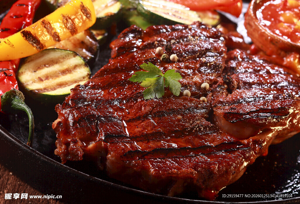 美味烤牛排搭配多样蔬菜