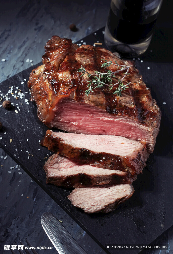 美味多汁的切片牛排