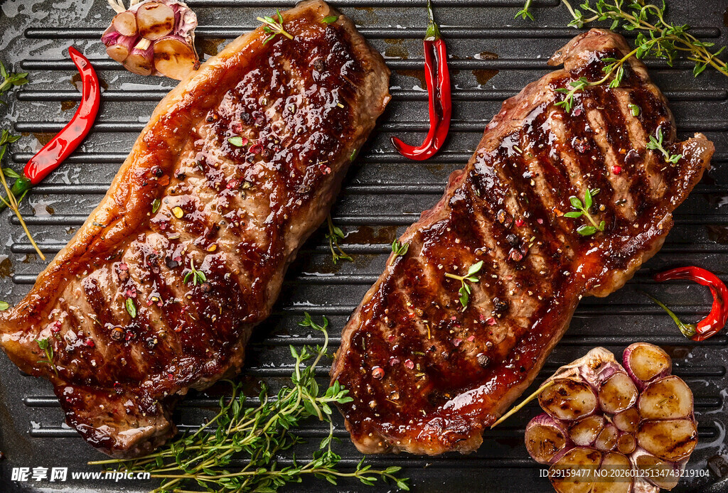 美味烤牛排配香料与蔬菜