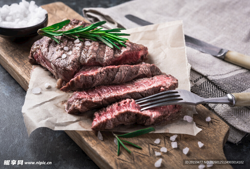 美味牛排切片摆盘展示