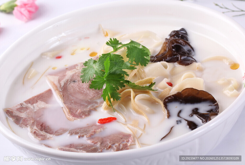 滋补羊肉菌菇汤