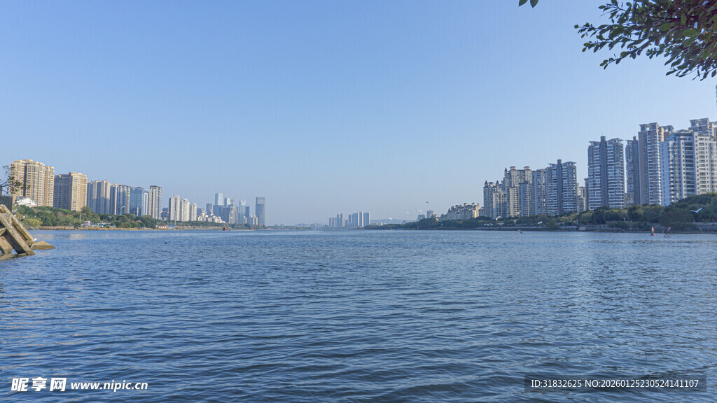 城市河畔风光