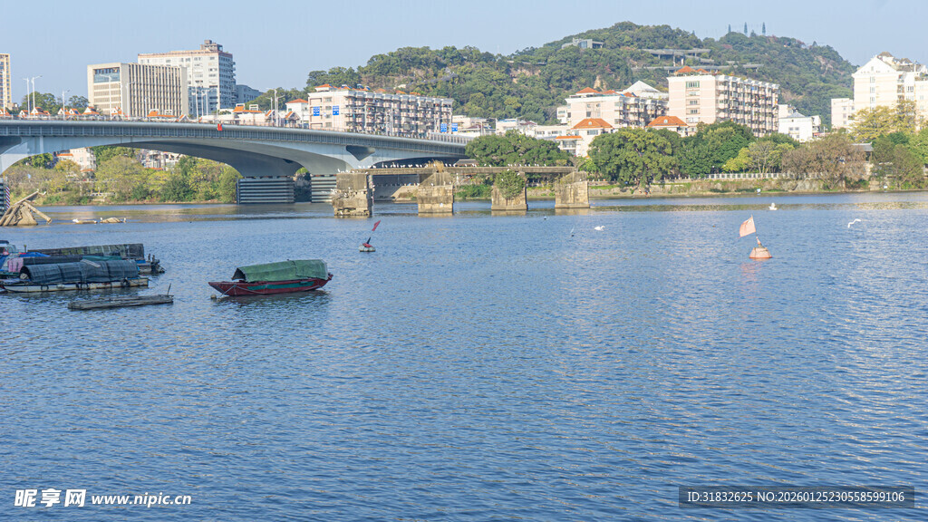 河畔城市风光与船只