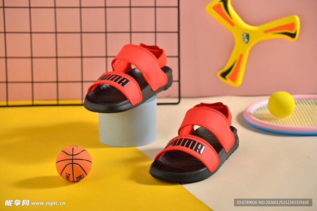 儿童运动凉鞋与玩具展示