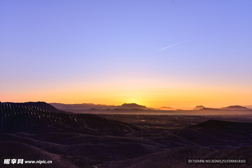 日出时分的壮丽山野景色