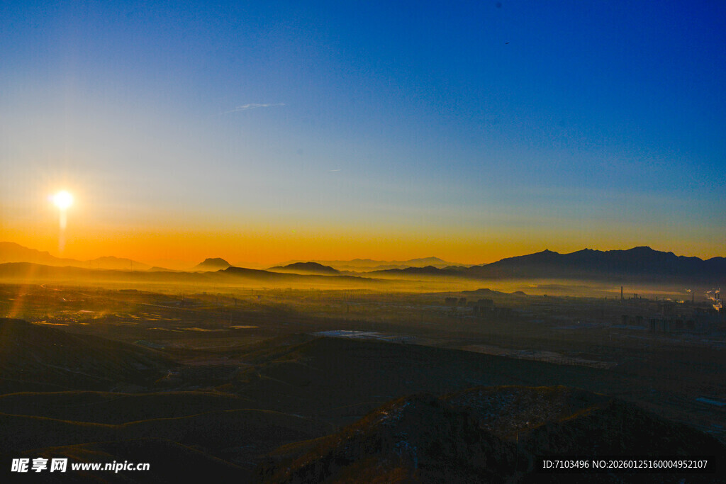 日出时分的壮丽山峦景色