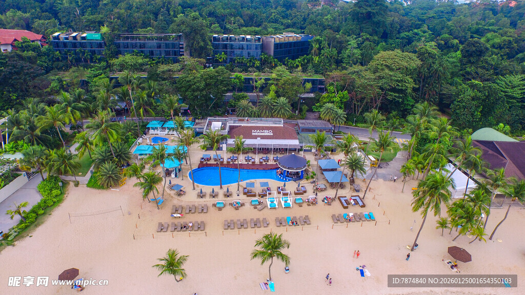 热带沙滩旁的热闹泳池