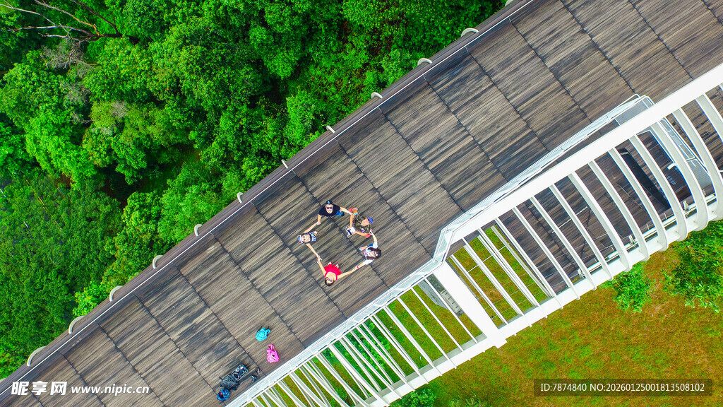 俯瞰赛道上的多彩赛车