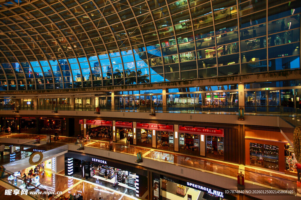现代商场内部璀璨夜景
