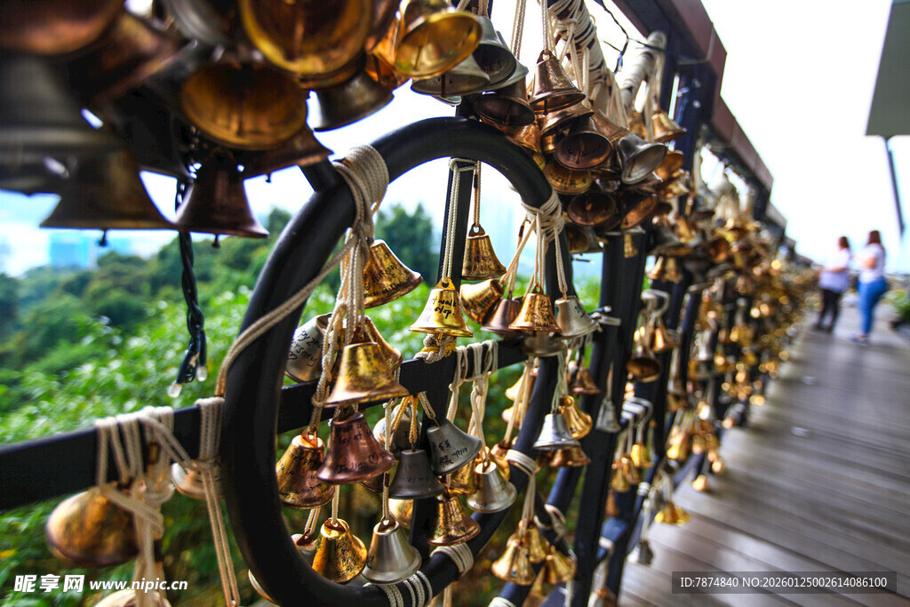 挂满金铃的户外木质走廊