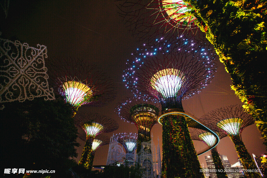 夜晚璀璨烟花下的城市灯景