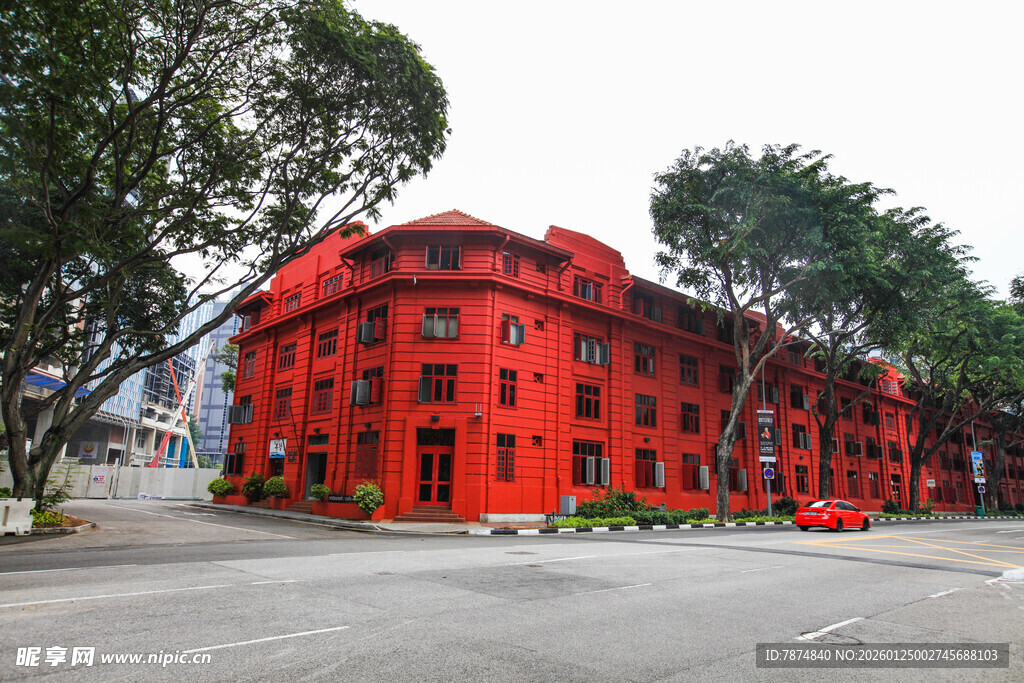 红色建筑 绿树环绕的景致