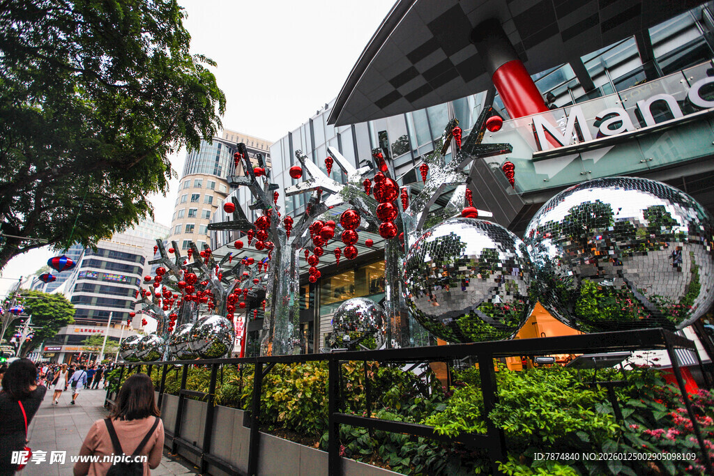 城市街头的镜面雕塑景观