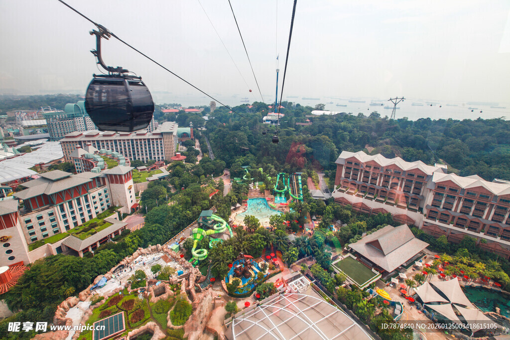 俯瞰游乐园与缆车景观