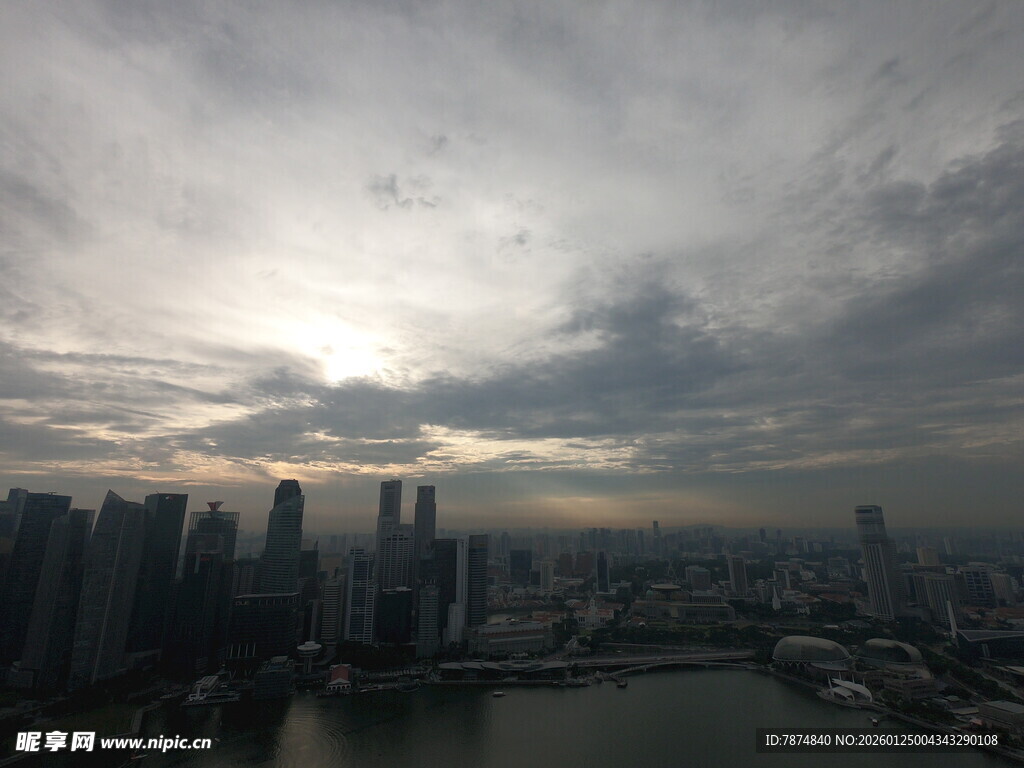 城市天际线与多云天空景观