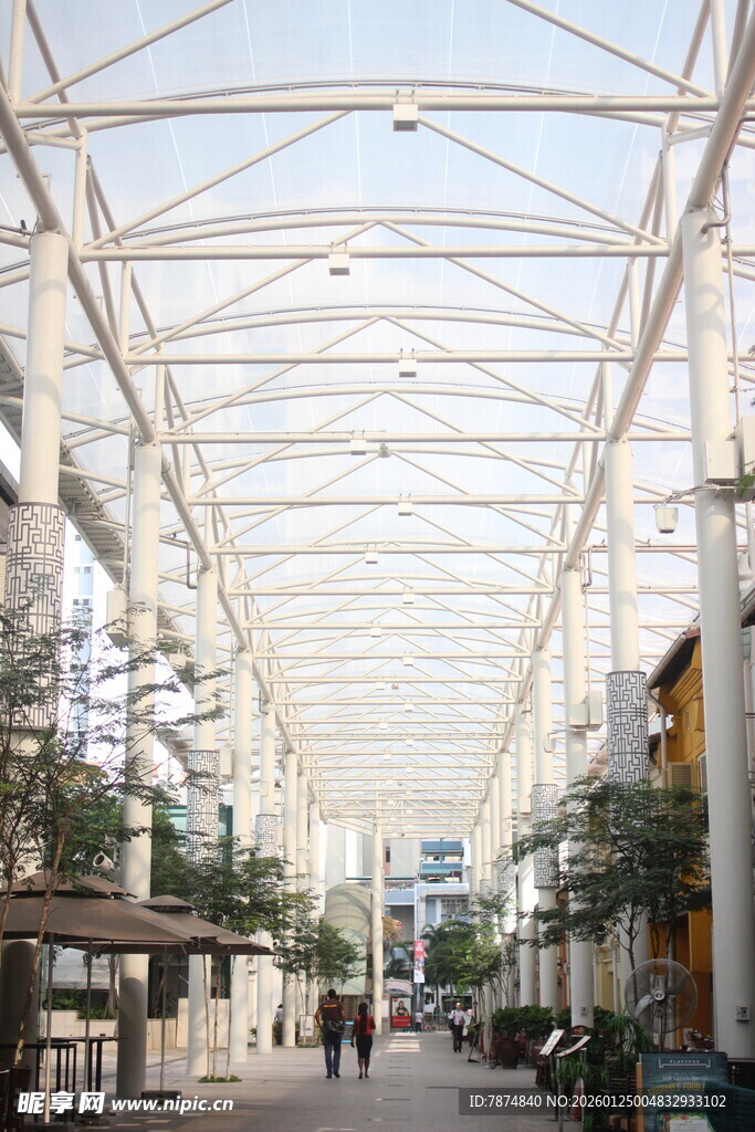 现代拱形钢结构长廊