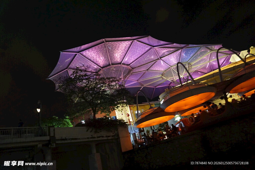 夜晚绚丽灯光下的特色建筑