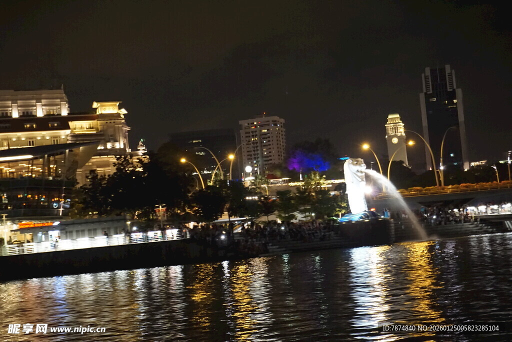城市河畔璀璨夜景