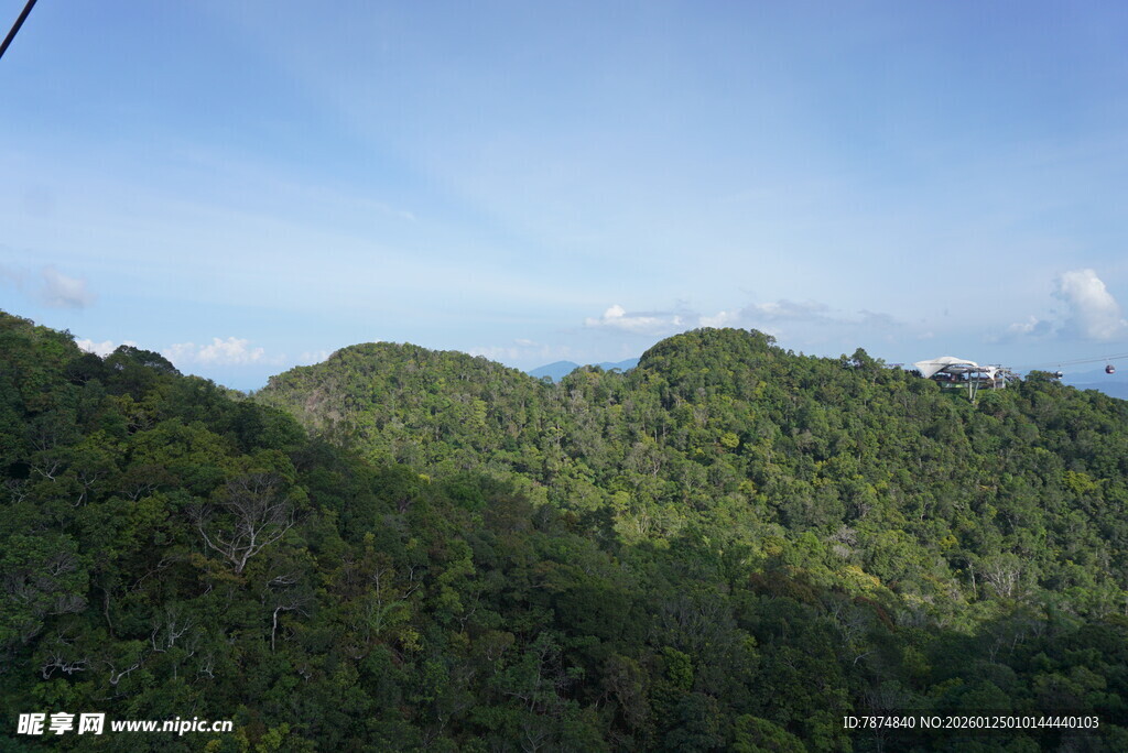 翠绿山峦 蓝天相伴