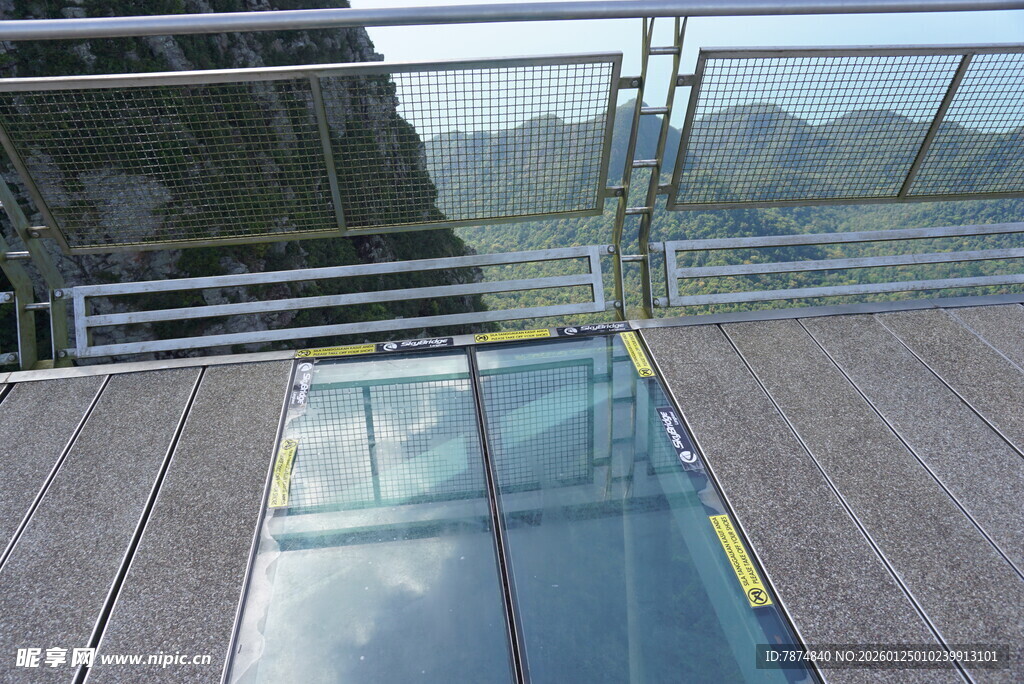 悬崖边的透明观景平台