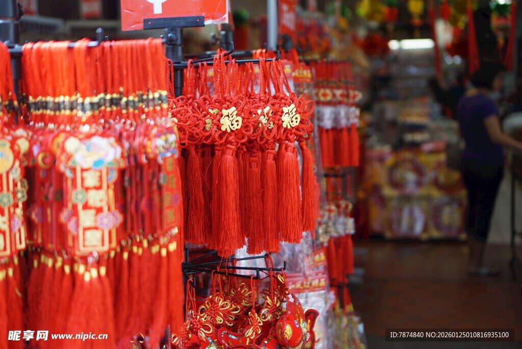 喜庆红色挂件装点店铺