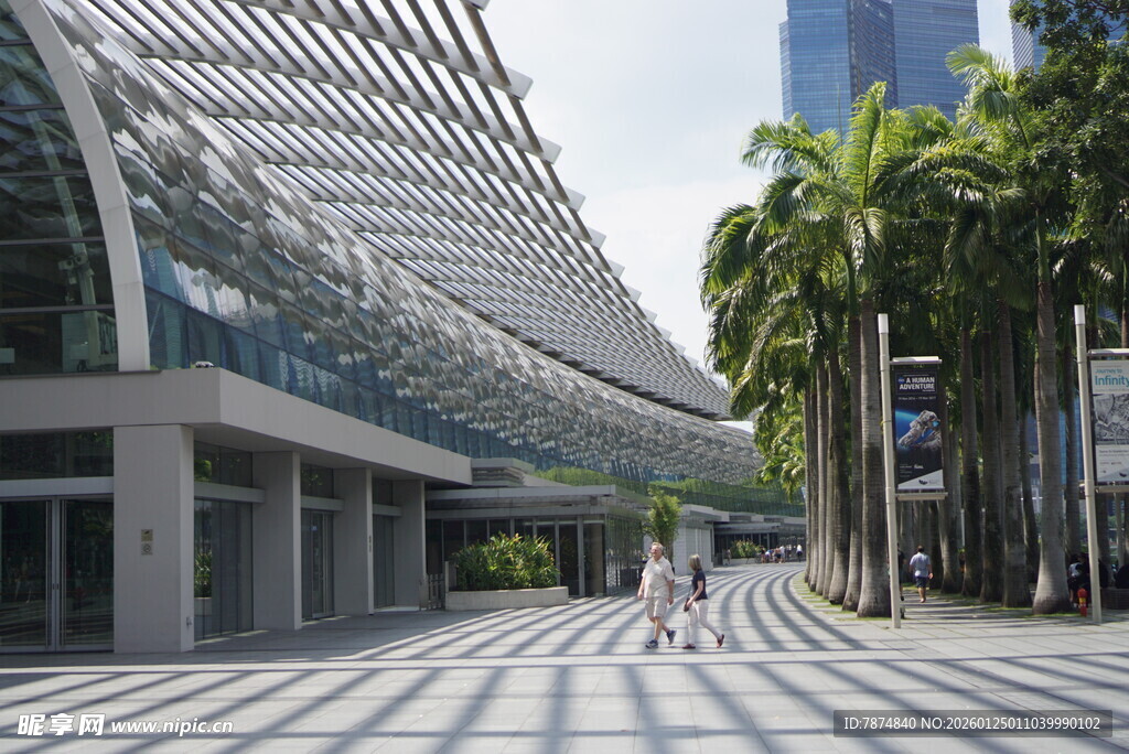 现代城市中的玻璃建筑景观