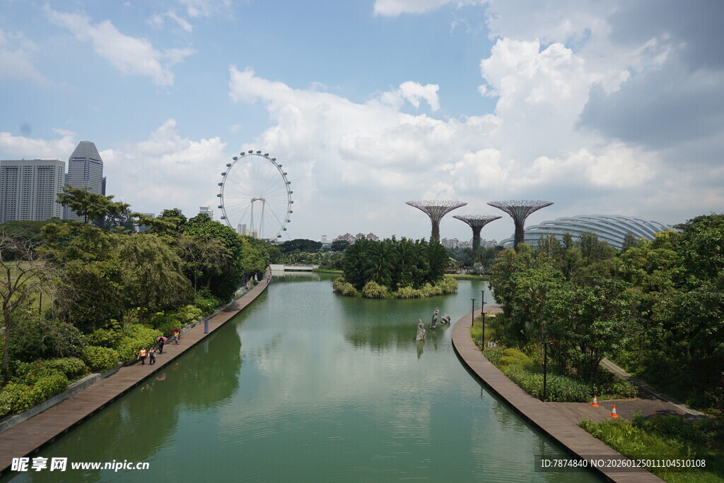 河畔风景与远处摩天轮