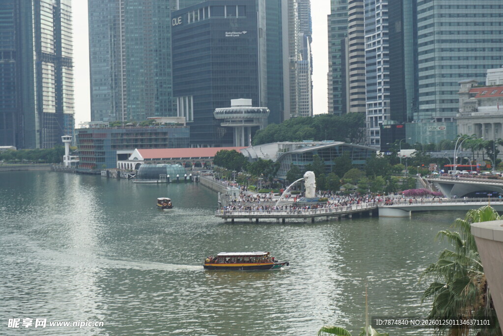 河畔城市风光 小船悠然
