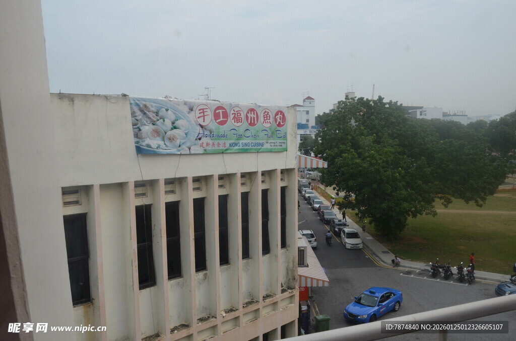 楼外街景 车辆行人与横幅