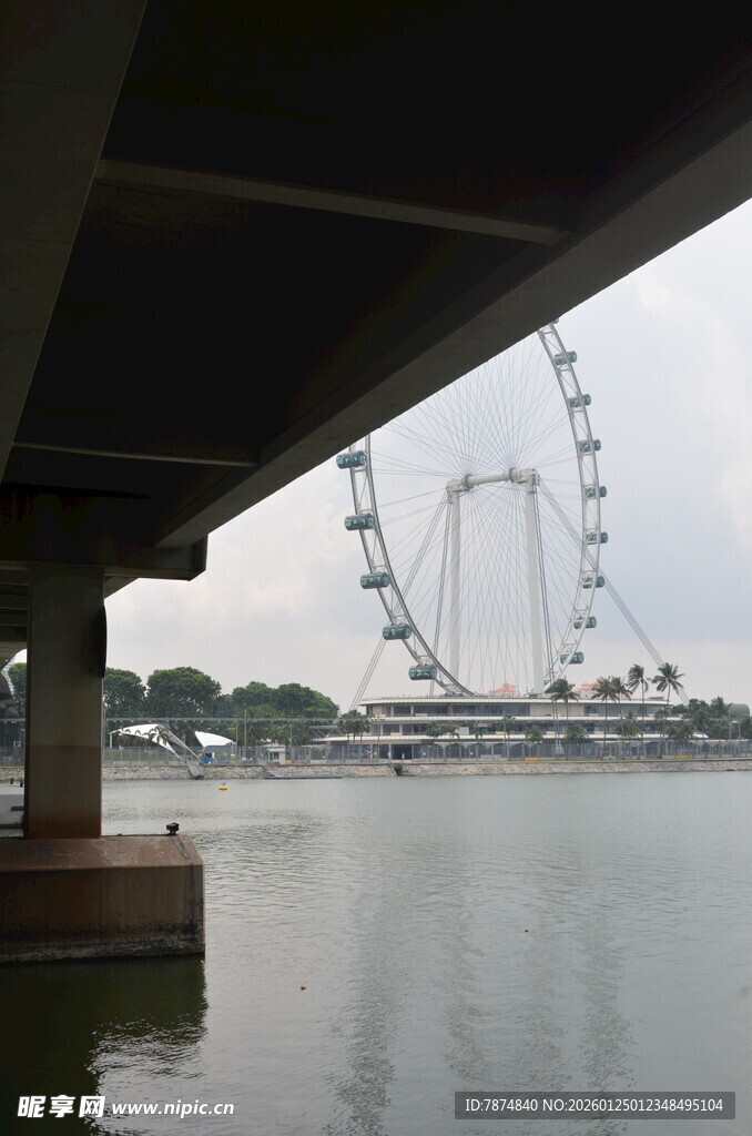 桥下视角的摩天轮与水面