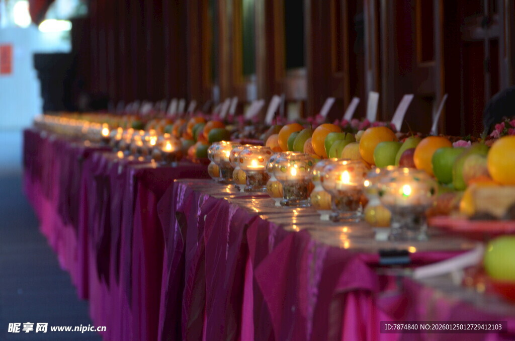 紫色桌布上的烛光水果宴