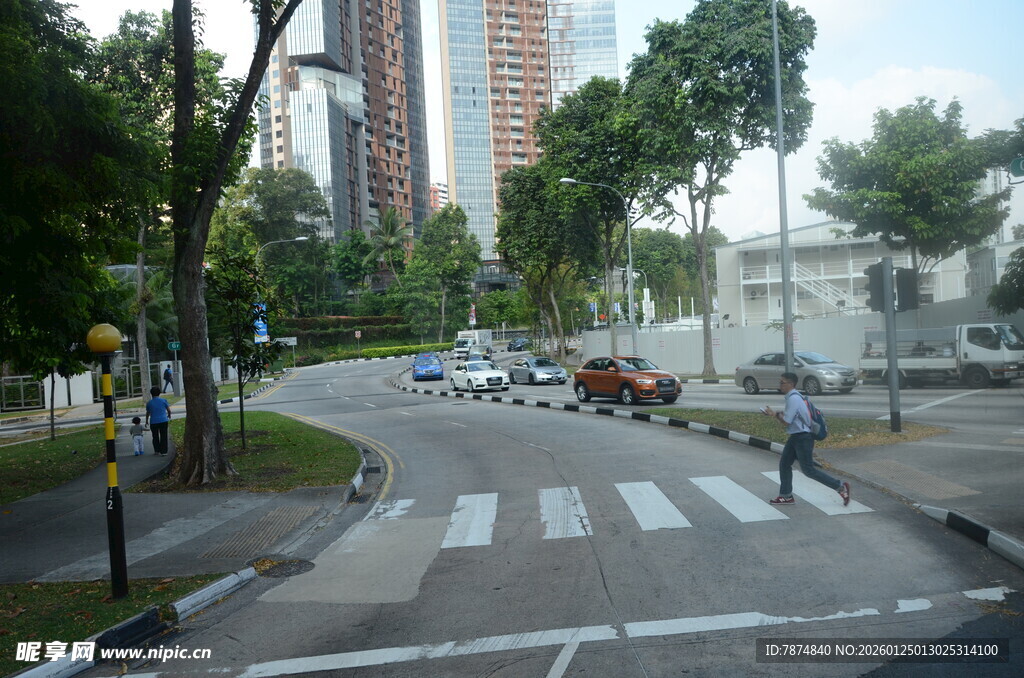 城市街道的日常交通景象