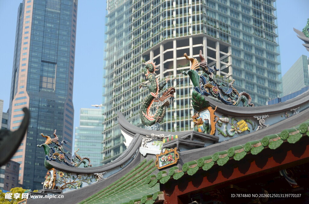 中式古建屋顶与现代高楼