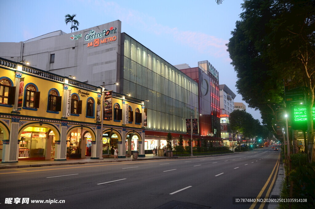 城市街道旁的繁华商业建筑