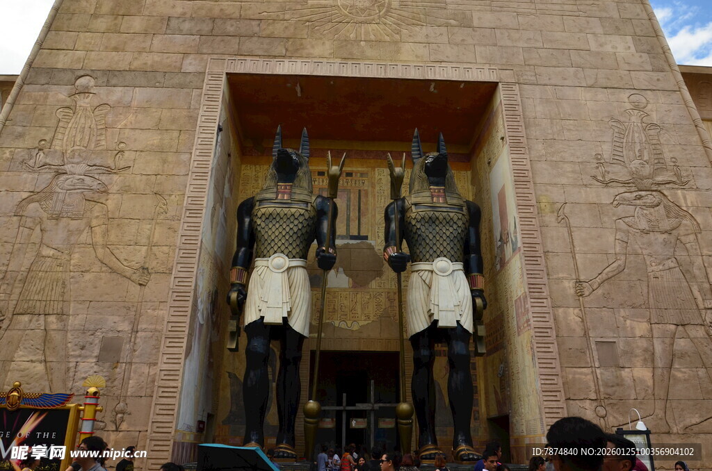 埃及神庙前的巨型雕像