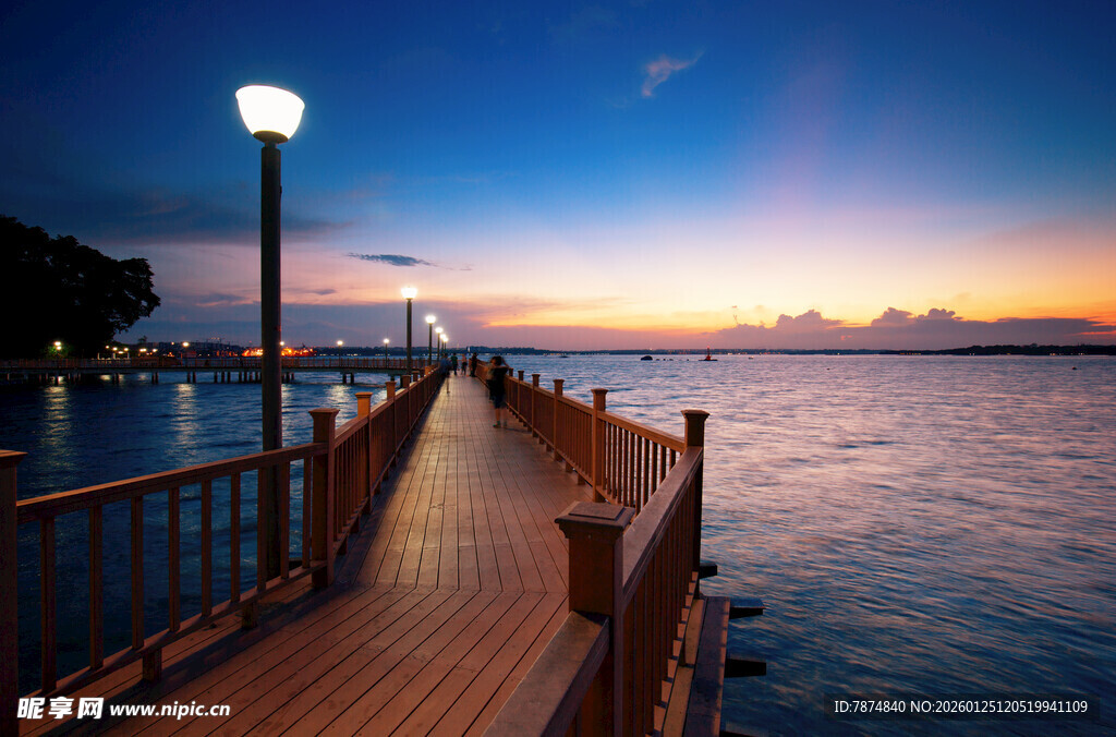 海边木栈道的美丽黄昏 新加坡