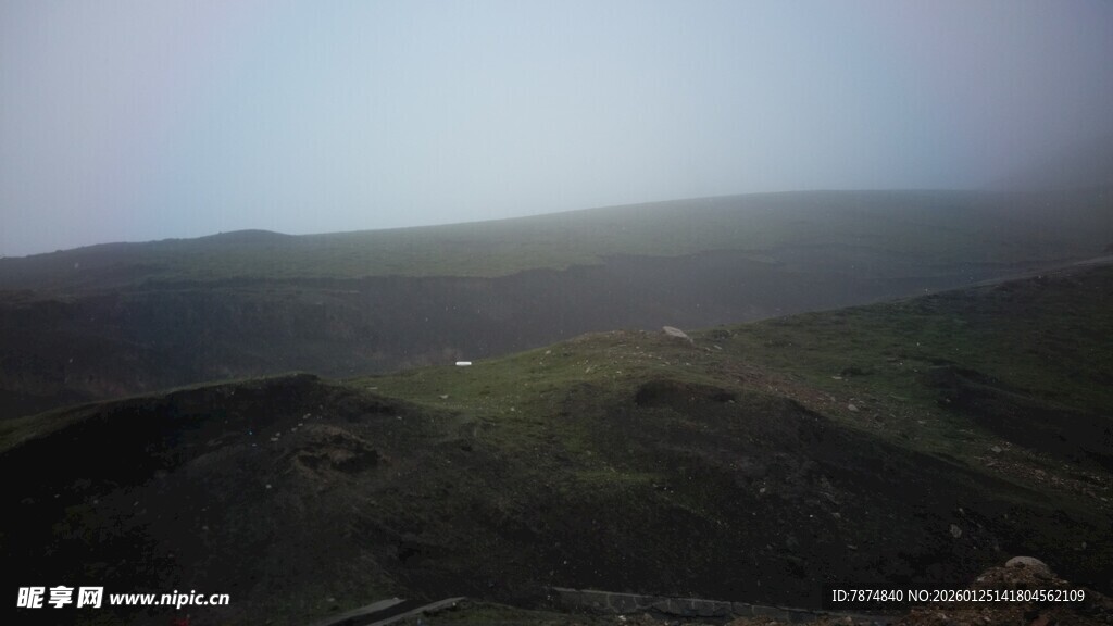 俯瞰广袤山丘景色