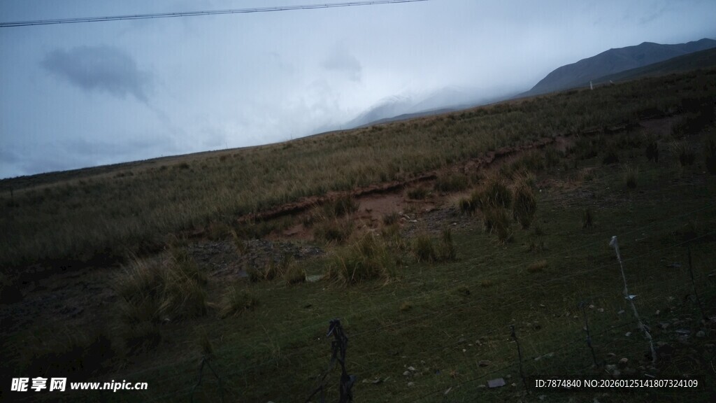 草原远景 山峦隐约