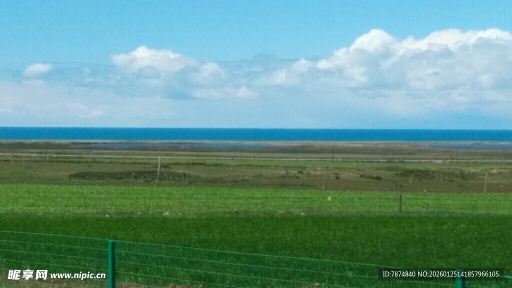 草原边的辽阔蓝色海洋
