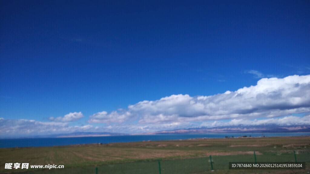 广阔草原上的蓝天白云