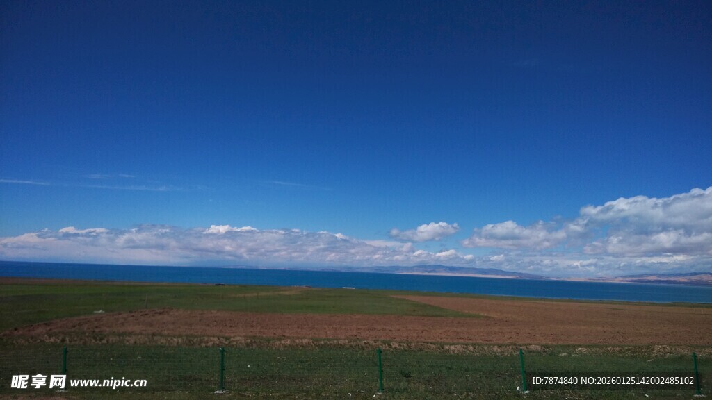 广阔草原上的蓝天与白云