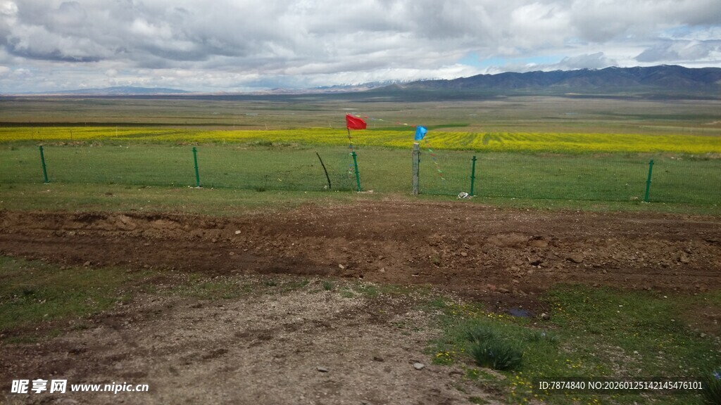 草原田野间的围栏景致