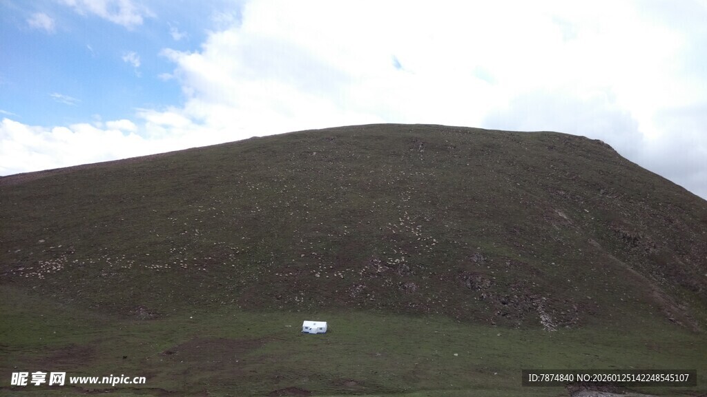 绿草覆盖的山丘